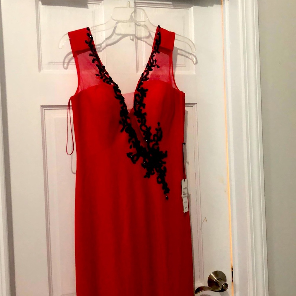 NWT Diva gown hot red and black. Gorg!